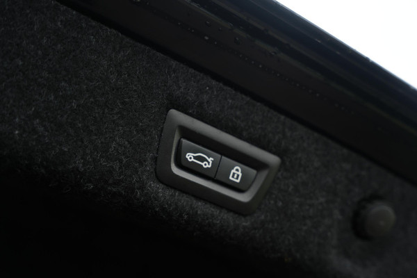 BMW 5 Serie M550i xDrive High Executive Schuifdak Adapt. Cruise Massage Harman/Kardon Stoelvent. 20''LM