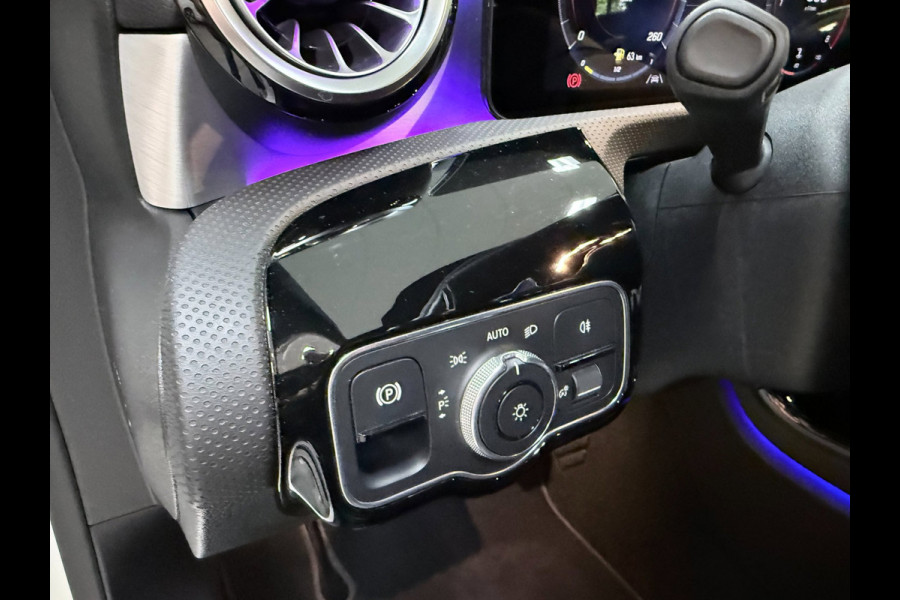 Mercedes-Benz A-Klasse 180 Business Solution AMG NAVI/V-COCKPIT/CAM/DAB/LED/CARPLAY/ECC/PDC///