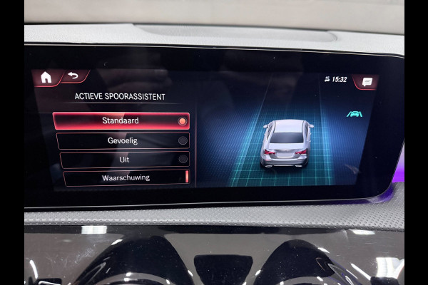Mercedes-Benz A-Klasse 180 Business Solution AMG NAVI/V-COCKPIT/CAM/DAB/LED/CARPLAY/ECC/PDC///