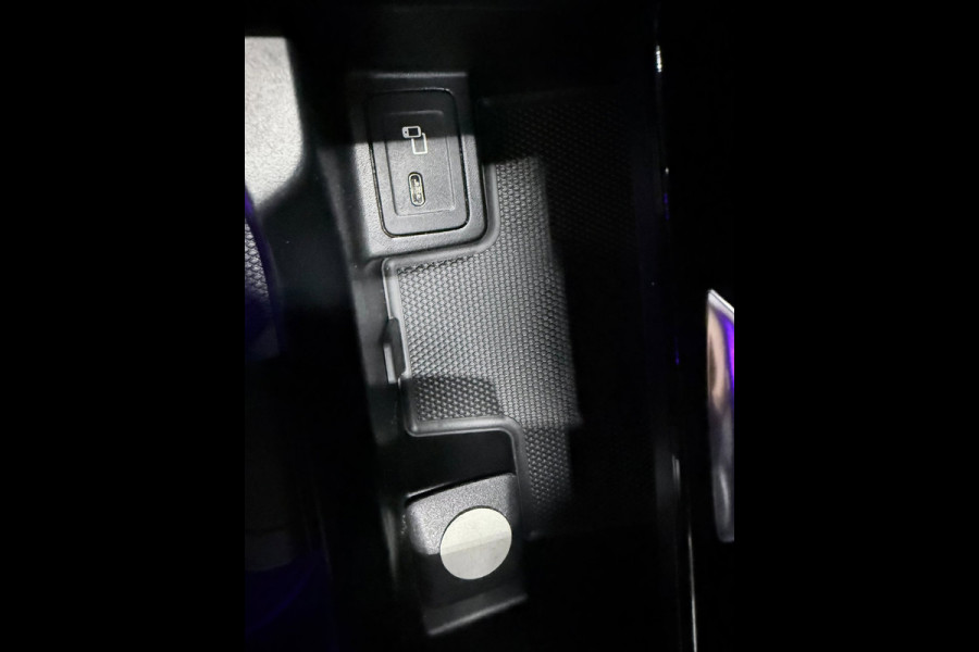 Mercedes-Benz A-Klasse 180 Business Solution AMG NAVI/V-COCKPIT/CAM/DAB/LED/CARPLAY/ECC/PDC///