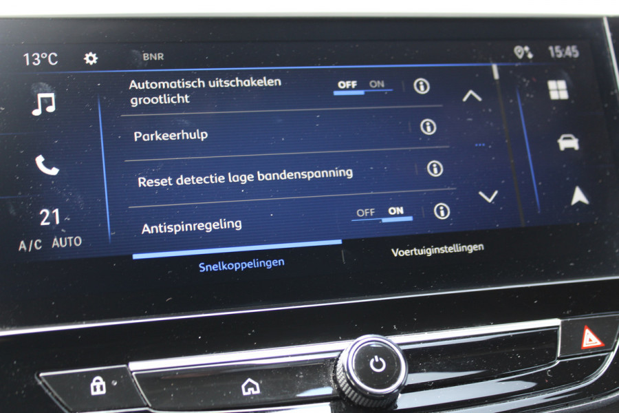 Opel Corsa 1.2-75pk GS-Line. Zeer nette en sportieve Opel Corsa, slechts 18.000km ! Panoramadak, Stoel- en stuurwielverw., Cruise Control, Climate Control, Navigatie by Apple CarPlay/Android auto, Camera, Dodehoek assistent, metallic lak etc.