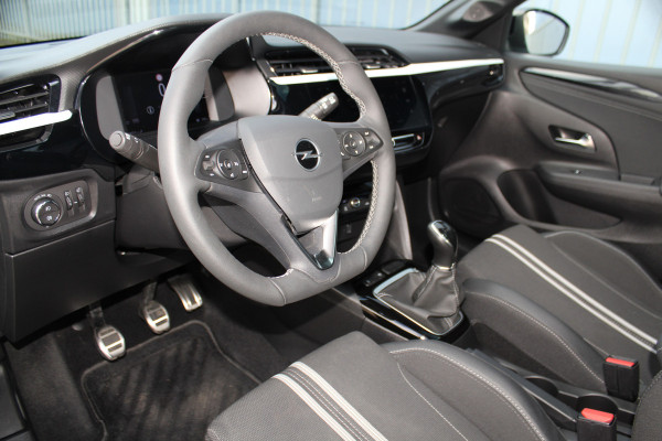 Opel Corsa 1.2-75pk GS-Line. Zeer nette en sportieve Opel Corsa, slechts 18.000km ! Panoramadak, Stoel- en stuurwielverw., Cruise Control, Climate Control, Navigatie by Apple CarPlay/Android auto, Camera, Dodehoek assistent, metallic lak etc.