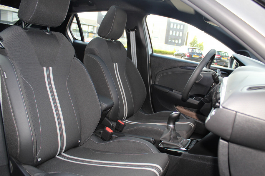 Opel Corsa 1.2-75pk GS-Line. Zeer nette en sportieve Opel Corsa, slechts 18.000km ! Panoramadak, Stoel- en stuurwielverw., Cruise Control, Climate Control, Navigatie by Apple CarPlay/Android auto, Camera, Dodehoek assistent, metallic lak etc.