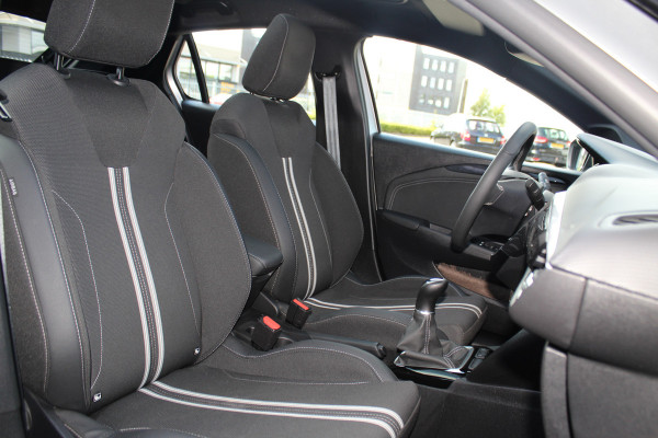 Opel Corsa 1.2-75pk GS-Line. Zeer nette en sportieve Opel Corsa, slechts 18.000km ! Panoramadak, Stoel- en stuurwielverw., Cruise Control, Climate Control, Navigatie by Apple CarPlay/Android auto, Camera, Dodehoek assistent, metallic lak etc.
