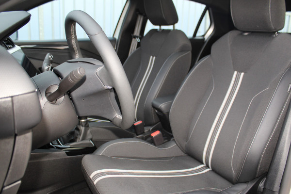 Opel Corsa 1.2-75pk GS-Line. Zeer nette en sportieve Opel Corsa, slechts 18.000km ! Panoramadak, Stoel- en stuurwielverw., Cruise Control, Climate Control, Navigatie by Apple CarPlay/Android auto, Camera, Dodehoek assistent, metallic lak etc.
