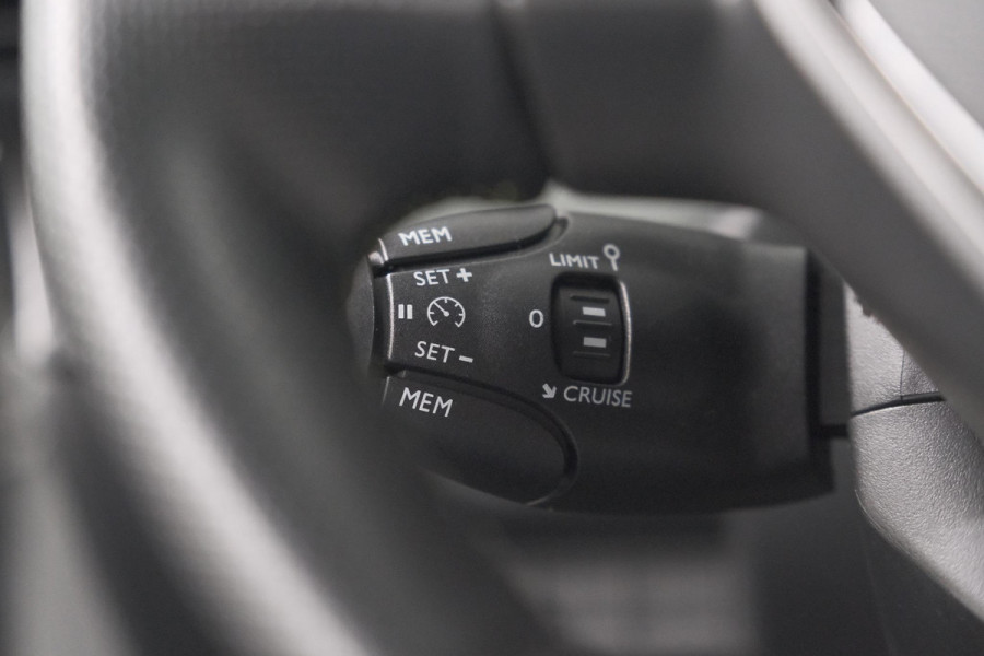 Peugeot e-2008 EV GT Avantage 54 kWh | 96.8% SOH | 11 KW Lader | 360 Camera | Panoramadak | Dodehoekdetectie