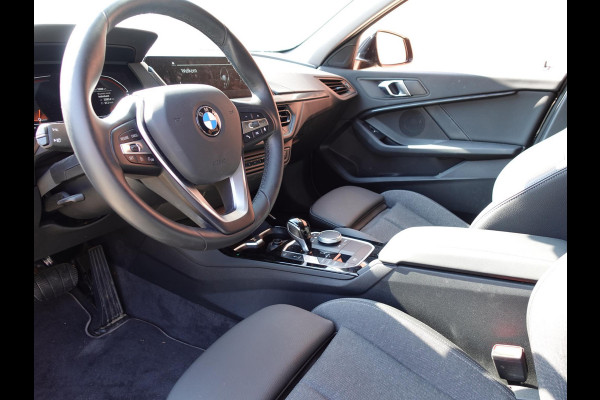 BMW 1-serie 118i Introduction Edition Automaat Navigatie  Virtual Cockpit  Parkeersensoren  Ledverlichting  HiFi audio  Cruise Control  Climate Control  Getinte ramen