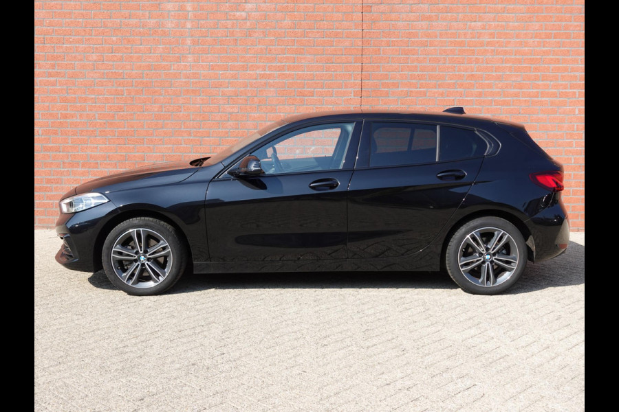 BMW 1-serie 118i Introduction Edition Automaat Navigatie  Virtual Cockpit  Parkeersensoren  Ledverlichting  HiFi audio  Cruise Control  Climate Control  Getinte ramen