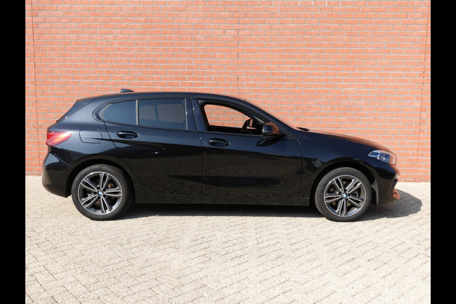 BMW 1-serie 118i Introduction Edition Automaat Navigatie  Virtual Cockpit  Parkeersensoren  Ledverlichting  HiFi audio  Cruise Control  Climate Control  Getinte ramen