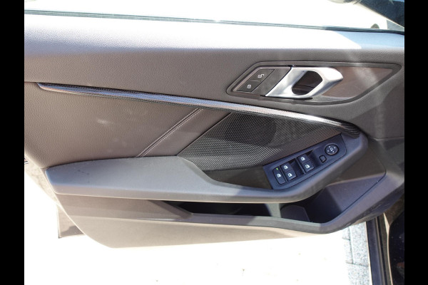 BMW 1-serie 118i Introduction Edition Automaat Navigatie  Virtual Cockpit  Parkeersensoren  Ledverlichting  HiFi audio  Cruise Control  Climate Control  Getinte ramen