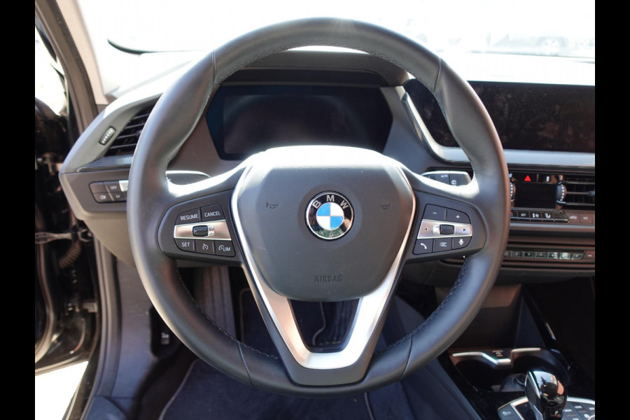 BMW 1-serie 118i Introduction Edition Automaat Navigatie  Virtual Cockpit  Parkeersensoren  Ledverlichting  HiFi audio  Cruise Control  Climate Control  Getinte ramen