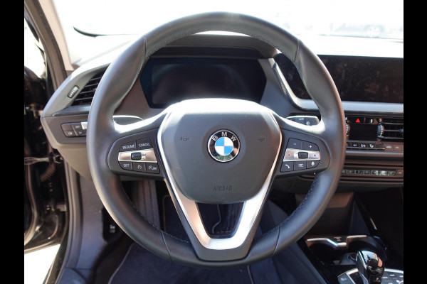 BMW 1-serie 118i Introduction Edition Automaat Navigatie  Virtual Cockpit  Parkeersensoren  Ledverlichting  HiFi audio  Cruise Control  Climate Control  Getinte ramen