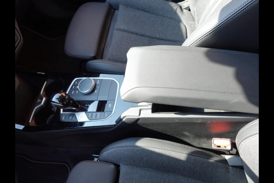 BMW 1-serie 118i Introduction Edition Automaat Navigatie  Virtual Cockpit  Parkeersensoren  Ledverlichting  HiFi audio  Cruise Control  Climate Control  Getinte ramen
