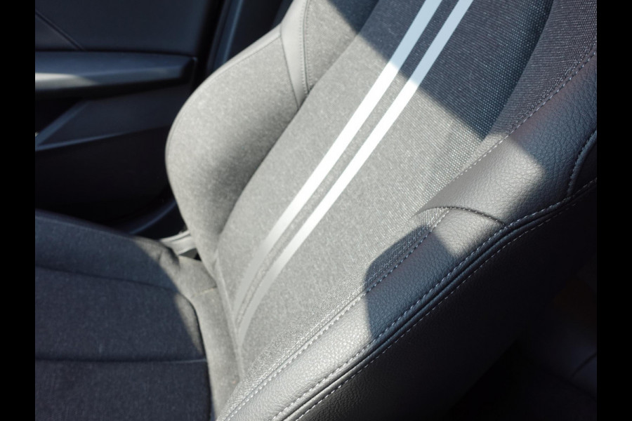BMW 1-serie 118i Introduction Edition Automaat Navigatie  Virtual Cockpit  Parkeersensoren  Ledverlichting  HiFi audio  Cruise Control  Climate Control  Getinte ramen