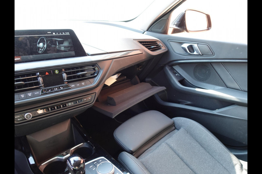 BMW 1-serie 118i Introduction Edition Automaat Navigatie  Virtual Cockpit  Parkeersensoren  Ledverlichting  HiFi audio  Cruise Control  Climate Control  Getinte ramen