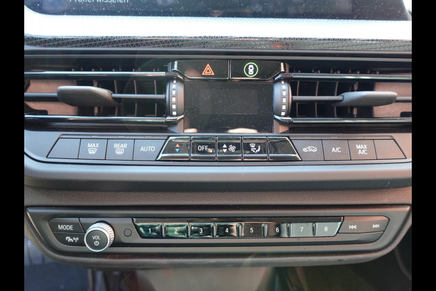 BMW 1-serie 118i Introduction Edition Automaat Navigatie  Virtual Cockpit  Parkeersensoren  Ledverlichting  HiFi audio  Cruise Control  Climate Control  Getinte ramen