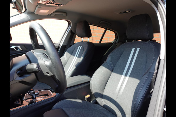 BMW 1-serie 118i Introduction Edition Automaat Navigatie  Virtual Cockpit  Parkeersensoren  Ledverlichting  HiFi audio  Cruise Control  Climate Control  Getinte ramen
