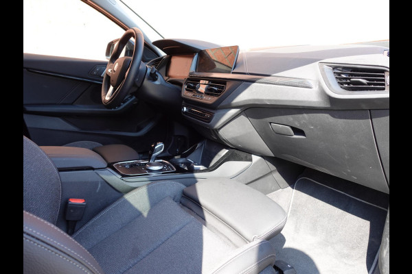 BMW 1-serie 118i Introduction Edition Automaat Navigatie  Virtual Cockpit  Parkeersensoren  Ledverlichting  HiFi audio  Cruise Control  Climate Control  Getinte ramen