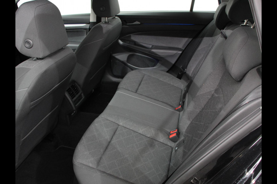 Volkswagen Golf Variant 1.0 TSI 110pk Life Digitale Cockpit Lichtmetalen Velgen Sfeerverlichting Cruise Control Climate Control Adaptive Parkeer sensoren Navigatie Apple Carplay/Android Auto Bluetooth Keyless start
