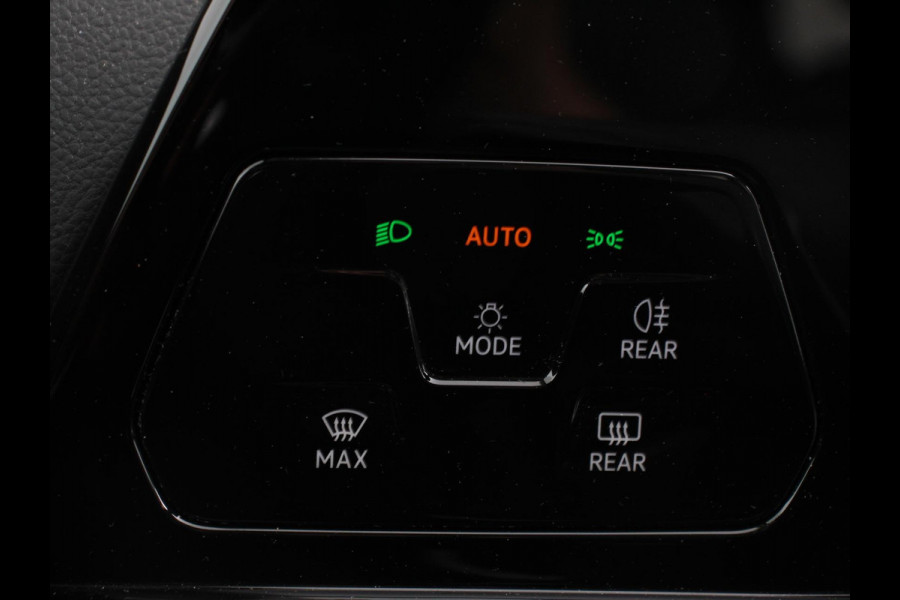 Volkswagen Golf Variant 1.0 TSI 110pk Life Digitale Cockpit Lichtmetalen Velgen Sfeerverlichting Cruise Control Climate Control Adaptive Parkeer sensoren Navigatie Apple Carplay/Android Auto Bluetooth Keyless start