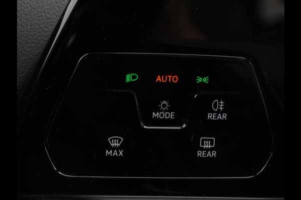 Volkswagen Golf Variant 1.0 TSI 110pk Life Digitale Cockpit Lichtmetalen Velgen Sfeerverlichting Cruise Control Climate Control Adaptive Parkeer sensoren Navigatie Apple Carplay/Android Auto Bluetooth Keyless start
