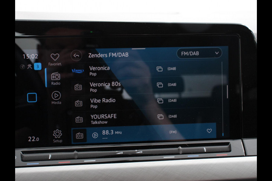 Volkswagen Golf Variant 1.0 TSI 110pk Life Digitale Cockpit Lichtmetalen Velgen Sfeerverlichting Cruise Control Climate Control Adaptive Parkeer sensoren Navigatie Apple Carplay/Android Auto Bluetooth Keyless start