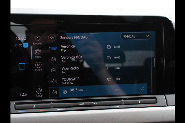 Volkswagen Golf Variant 1.0 TSI 110pk Life Digitale Cockpit Lichtmetalen Velgen Sfeerverlichting Cruise Control Climate Control Adaptive Parkeer sensoren Navigatie Apple Carplay/Android Auto Bluetooth Keyless start