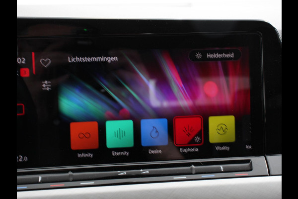 Volkswagen Golf Variant 1.0 TSI 110pk Life Digitale Cockpit Lichtmetalen Velgen Sfeerverlichting Cruise Control Climate Control Adaptive Parkeer sensoren Navigatie Apple Carplay/Android Auto Bluetooth Keyless start