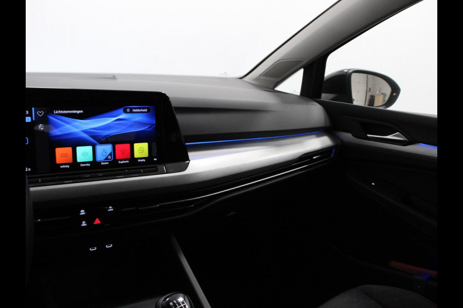 Volkswagen Golf Variant 1.0 TSI 110pk Life Digitale Cockpit Lichtmetalen Velgen Sfeerverlichting Cruise Control Climate Control Adaptive Parkeer sensoren Navigatie Apple Carplay/Android Auto Bluetooth Keyless start