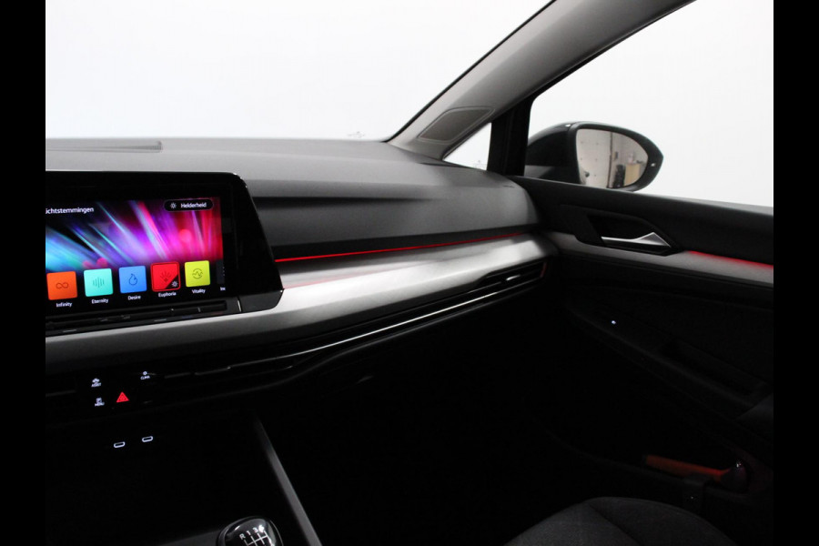 Volkswagen Golf Variant 1.0 TSI 110pk Life Digitale Cockpit Lichtmetalen Velgen Sfeerverlichting Cruise Control Climate Control Adaptive Parkeer sensoren Navigatie Apple Carplay/Android Auto Bluetooth Keyless start