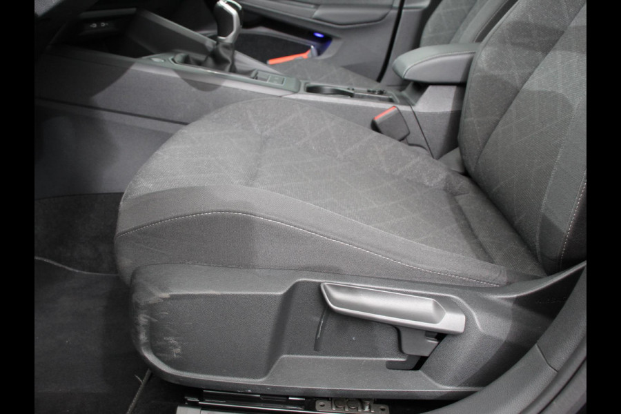 Volkswagen Golf Variant 1.0 TSI 110pk Life Digitale Cockpit Lichtmetalen Velgen Sfeerverlichting Cruise Control Climate Control Adaptive Parkeer sensoren Navigatie Apple Carplay/Android Auto Bluetooth Keyless start