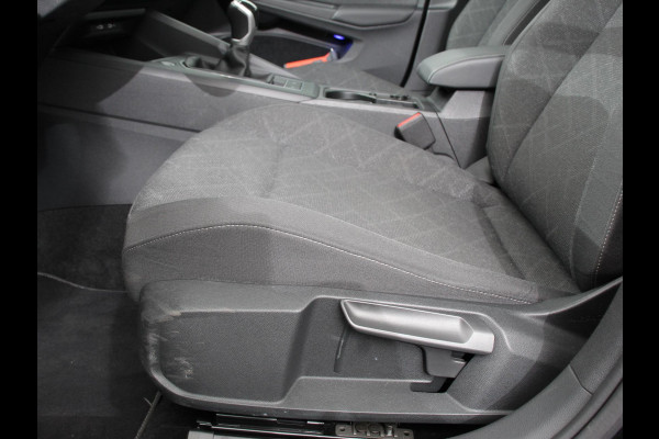 Volkswagen Golf Variant 1.0 TSI 110pk Life Digitale Cockpit Lichtmetalen Velgen Sfeerverlichting Cruise Control Climate Control Adaptive Parkeer sensoren Navigatie Apple Carplay/Android Auto Bluetooth Keyless start