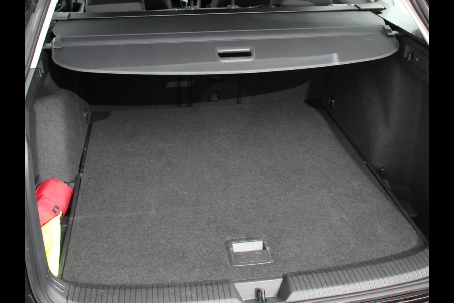 Volkswagen Golf Variant 1.0 TSI 110pk Life Digitale Cockpit Lichtmetalen Velgen Sfeerverlichting Cruise Control Climate Control Adaptive Parkeer sensoren Navigatie Apple Carplay/Android Auto Bluetooth Keyless start