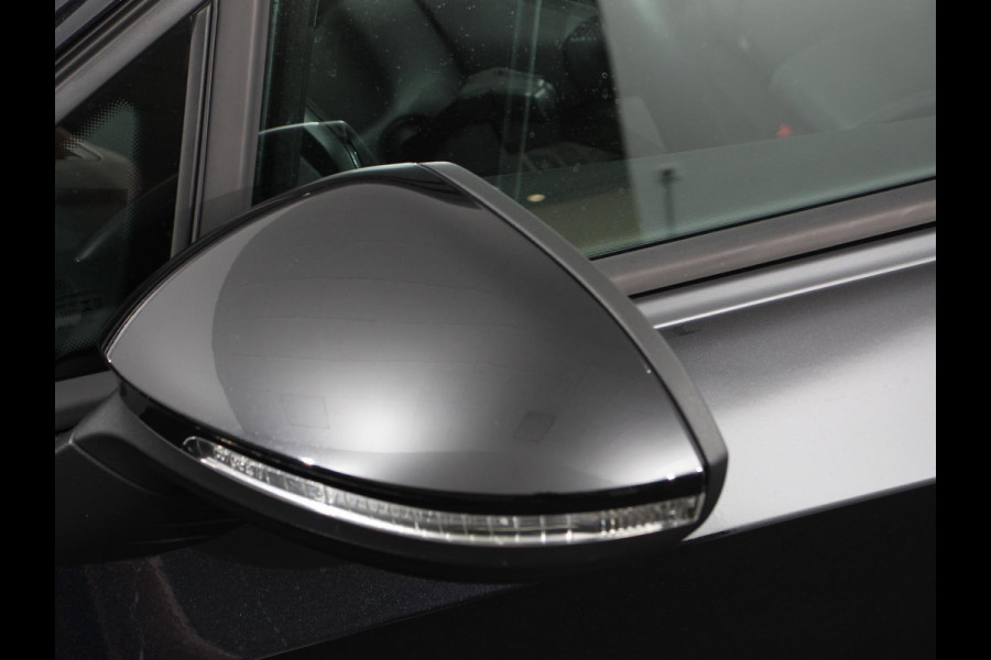 Volkswagen Golf Variant 1.0 TSI 110pk Life Digitale Cockpit Lichtmetalen Velgen Sfeerverlichting Cruise Control Climate Control Adaptive Parkeer sensoren Navigatie Apple Carplay/Android Auto Bluetooth Keyless start