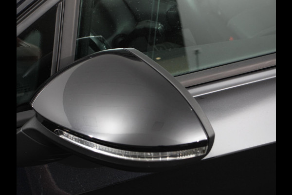 Volkswagen Golf Variant 1.0 TSI 110pk Life Digitale Cockpit Lichtmetalen Velgen Sfeerverlichting Cruise Control Climate Control Adaptive Parkeer sensoren Navigatie Apple Carplay/Android Auto Bluetooth Keyless start