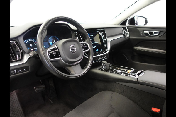 Volvo V60 2.0 T6 Recharge AWD R-Design Panoramadak Navigatie Apple Carplay/Android Auto Camera Parkeersensoren Stoel- en stuurverwarming Cruise Control Blind Spot Assist Virtual Cockpit Climate Control
