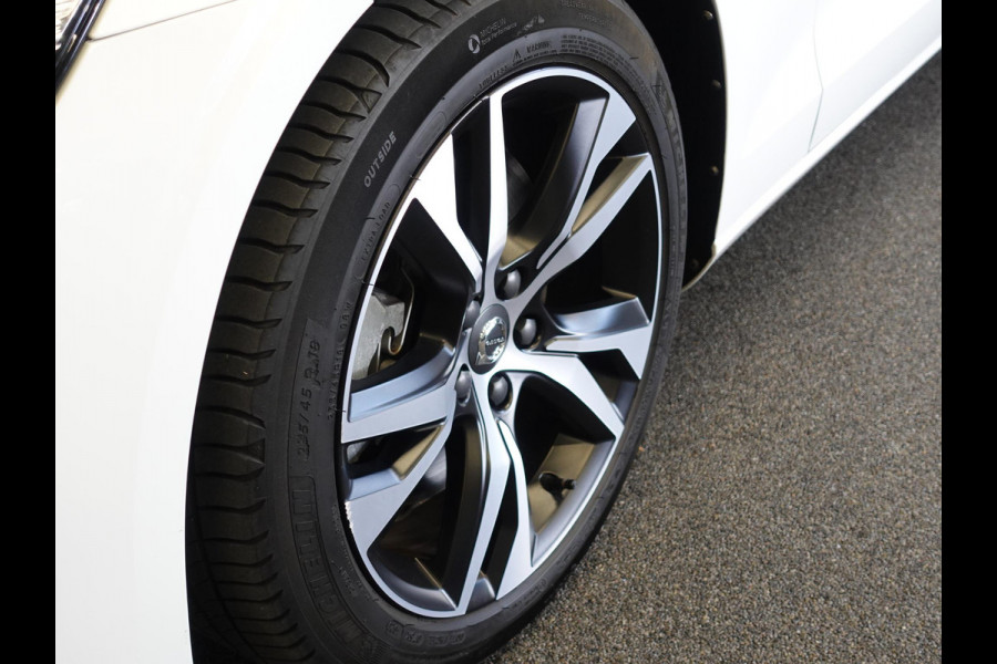 Volvo V60 2.0 T6 Recharge AWD R-Design Panoramadak Navigatie Apple Carplay/Android Auto Camera Parkeersensoren Stoel- en stuurverwarming Cruise Control Blind Spot Assist Virtual Cockpit Climate Control