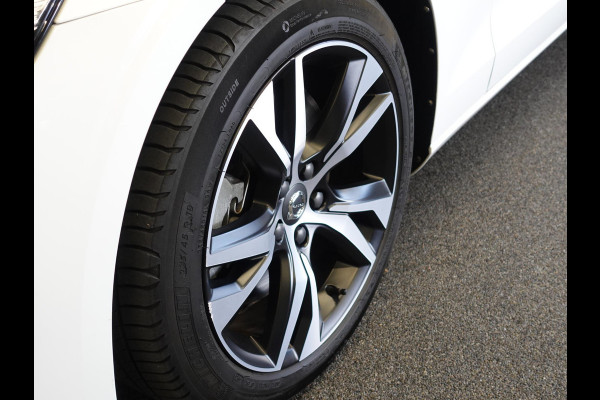 Volvo V60 2.0 T6 Recharge AWD R-Design Panoramadak Navigatie Apple Carplay/Android Auto Camera Parkeersensoren Stoel- en stuurverwarming Cruise Control Blind Spot Assist Virtual Cockpit Climate Control