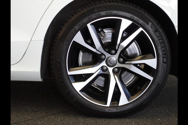 Volvo V60 2.0 T6 Recharge AWD R-Design Panoramadak Navigatie Apple Carplay/Android Auto Camera Parkeersensoren Stoel- en stuurverwarming Cruise Control Blind Spot Assist Virtual Cockpit Climate Control