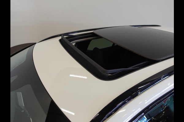 Volvo V60 2.0 T6 Recharge AWD R-Design Panoramadak Navigatie Apple Carplay/Android Auto Camera Parkeersensoren Stoel- en stuurverwarming Cruise Control Blind Spot Assist Virtual Cockpit Climate Control