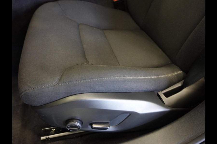 Volvo V60 2.0 T6 Recharge AWD R-Design Panoramadak Navigatie Apple Carplay/Android Auto Camera Parkeersensoren Stoel- en stuurverwarming Cruise Control Blind Spot Assist Virtual Cockpit Climate Control