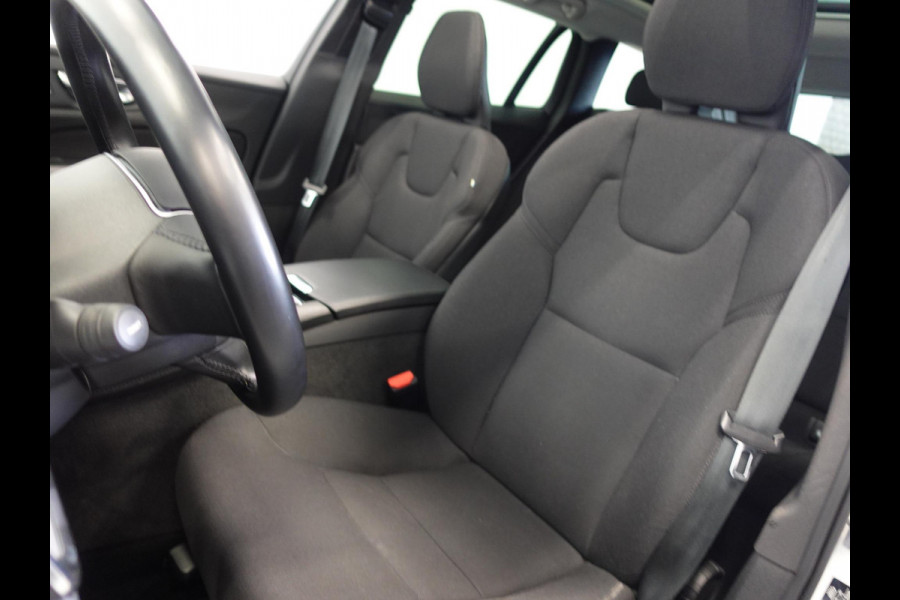 Volvo V60 2.0 T6 Recharge AWD R-Design Panoramadak Navigatie Apple Carplay/Android Auto Camera Parkeersensoren Stoel- en stuurverwarming Cruise Control Blind Spot Assist Virtual Cockpit Climate Control