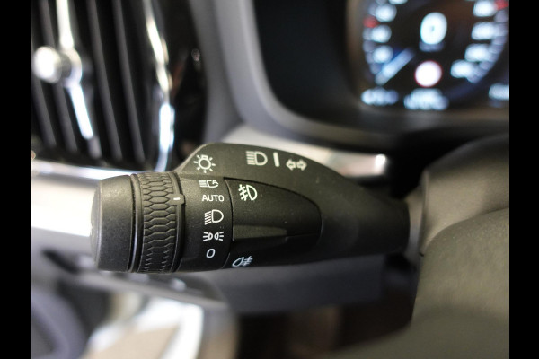 Volvo V60 2.0 T6 Recharge AWD R-Design Panoramadak Navigatie Apple Carplay/Android Auto Camera Parkeersensoren Stoel- en stuurverwarming Cruise Control Blind Spot Assist Virtual Cockpit Climate Control