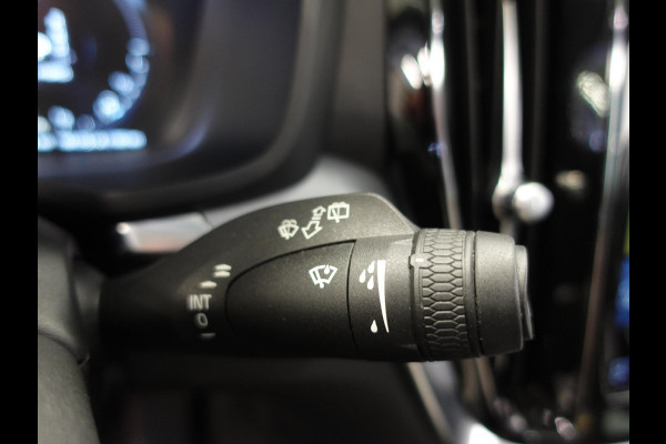 Volvo V60 2.0 T6 Recharge AWD R-Design Panoramadak Navigatie Apple Carplay/Android Auto Camera Parkeersensoren Stoel- en stuurverwarming Cruise Control Blind Spot Assist Virtual Cockpit Climate Control