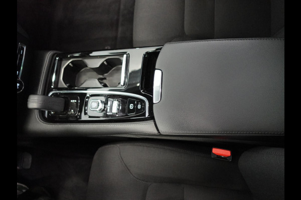 Volvo V60 2.0 T6 Recharge AWD R-Design Panoramadak Navigatie Apple Carplay/Android Auto Camera Parkeersensoren Stoel- en stuurverwarming Cruise Control Blind Spot Assist Virtual Cockpit Climate Control