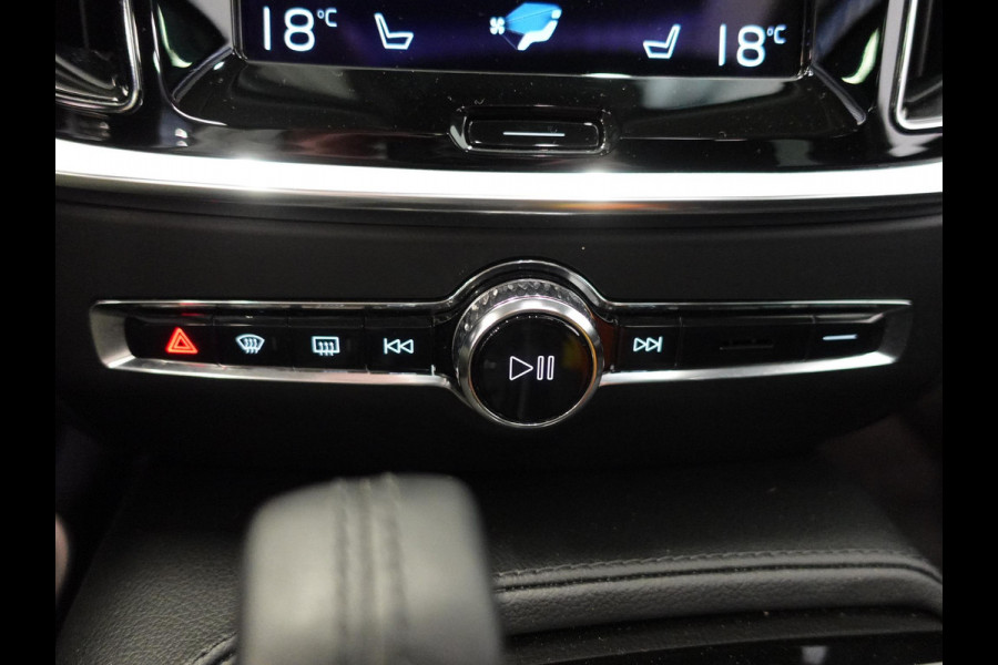 Volvo V60 2.0 T6 Recharge AWD R-Design Panoramadak Navigatie Apple Carplay/Android Auto Camera Parkeersensoren Stoel- en stuurverwarming Cruise Control Blind Spot Assist Virtual Cockpit Climate Control