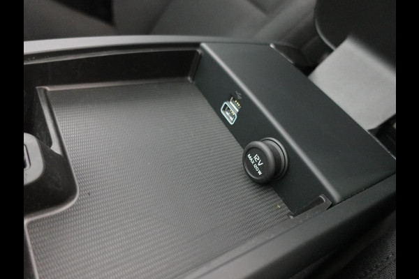Volvo V60 2.0 T6 Recharge AWD R-Design Panoramadak Navigatie Apple Carplay/Android Auto Camera Parkeersensoren Stoel- en stuurverwarming Cruise Control Blind Spot Assist Virtual Cockpit Climate Control