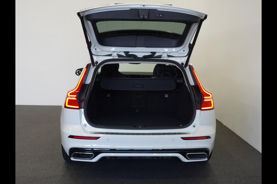 Volvo V60 2.0 T6 Recharge AWD R-Design Panoramadak Navigatie Apple Carplay/Android Auto Camera Parkeersensoren Stoel- en stuurverwarming Cruise Control Blind Spot Assist Virtual Cockpit Climate Control