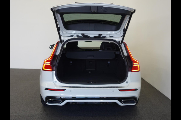 Volvo V60 2.0 T6 Recharge AWD R-Design Panoramadak Navigatie Apple Carplay/Android Auto Camera Parkeersensoren Stoel- en stuurverwarming Cruise Control Blind Spot Assist Virtual Cockpit Climate Control