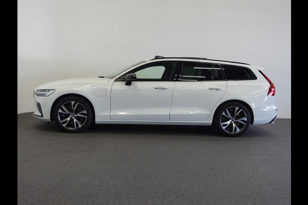 Volvo V60 2.0 T6 Recharge AWD R-Design Panoramadak Navigatie Apple Carplay/Android Auto Camera Parkeersensoren Stoel- en stuurverwarming Cruise Control Blind Spot Assist Virtual Cockpit Climate Control